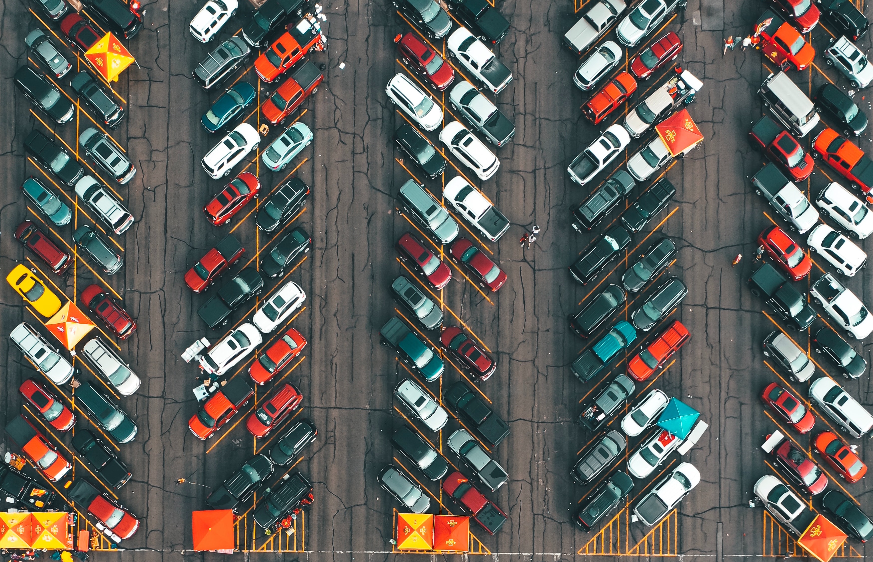 Competing for congestible goods: experimental evidence on parking choice